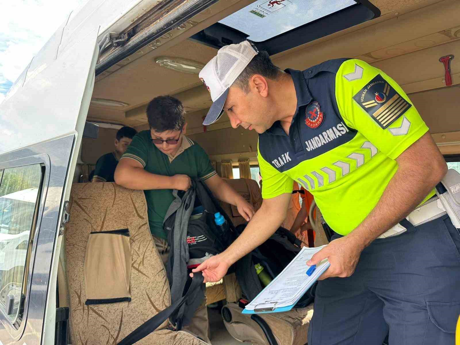 jandarma-ekipleri-tarafindan-okul-cevrelerinde-siki-denetim