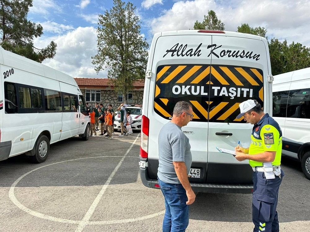 jandarma-ekipleri-tarafindan-okul-cevrelerinde-siki-denetim