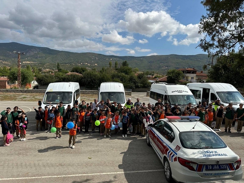 jandarma-ekipleri-tarafindan-okul-cevrelerinde-siki-denetim