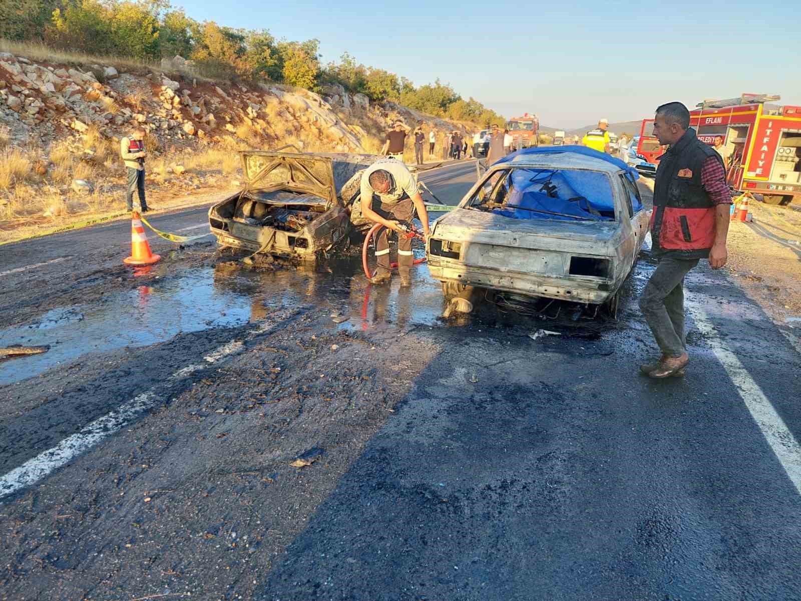kafa-kafaya-carpisan-iki-otomobil-alev-aldi-3-olu-5-yarali