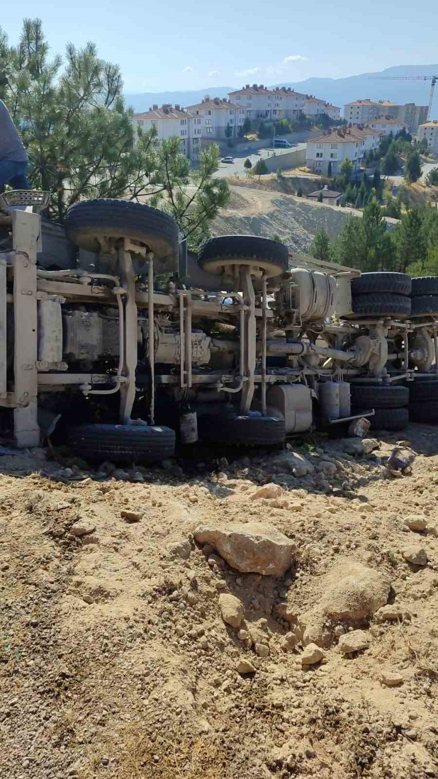 karabukte-devrilen-beton-mikseri-surucusu-yaralandi