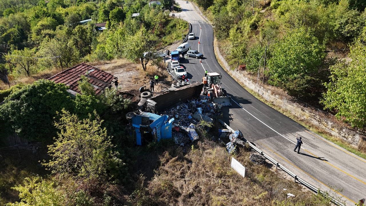 karabukte-hurda-yuklu-tir-devrildi-1-yarali