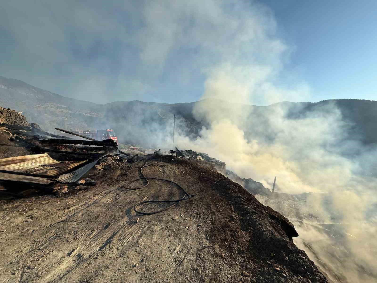 kastamonuda-cikan-yanginda-iki-ev-ve-iki-samanlik-kullanilamaz-hale-geldi