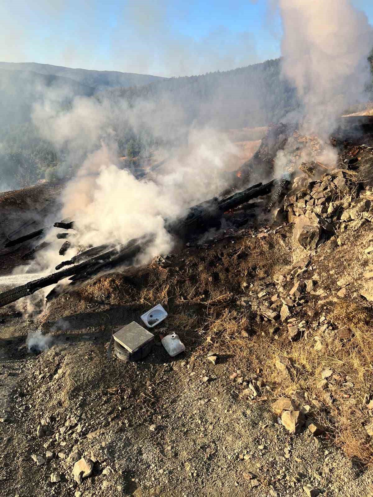 kastamonuda-cikan-yanginda-iki-ev-ve-iki-samanlik-kullanilamaz-hale-geldi
