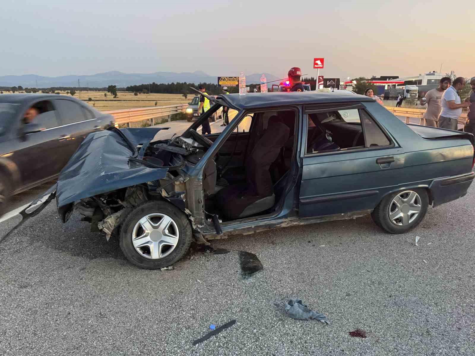 kastamonuda-otomobil-bariyerlere-carpti-2si-agir-5-yarali