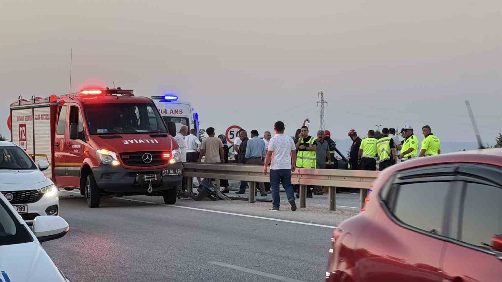 kastamonuda-otomobil-bariyerlere-carpti-2si-agir-5-yarali