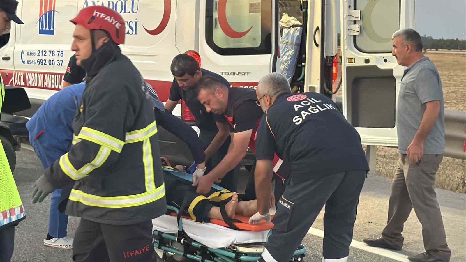 kastamonuda-otomobil-bariyerlere-carpti-2si-agir-5-yarali
