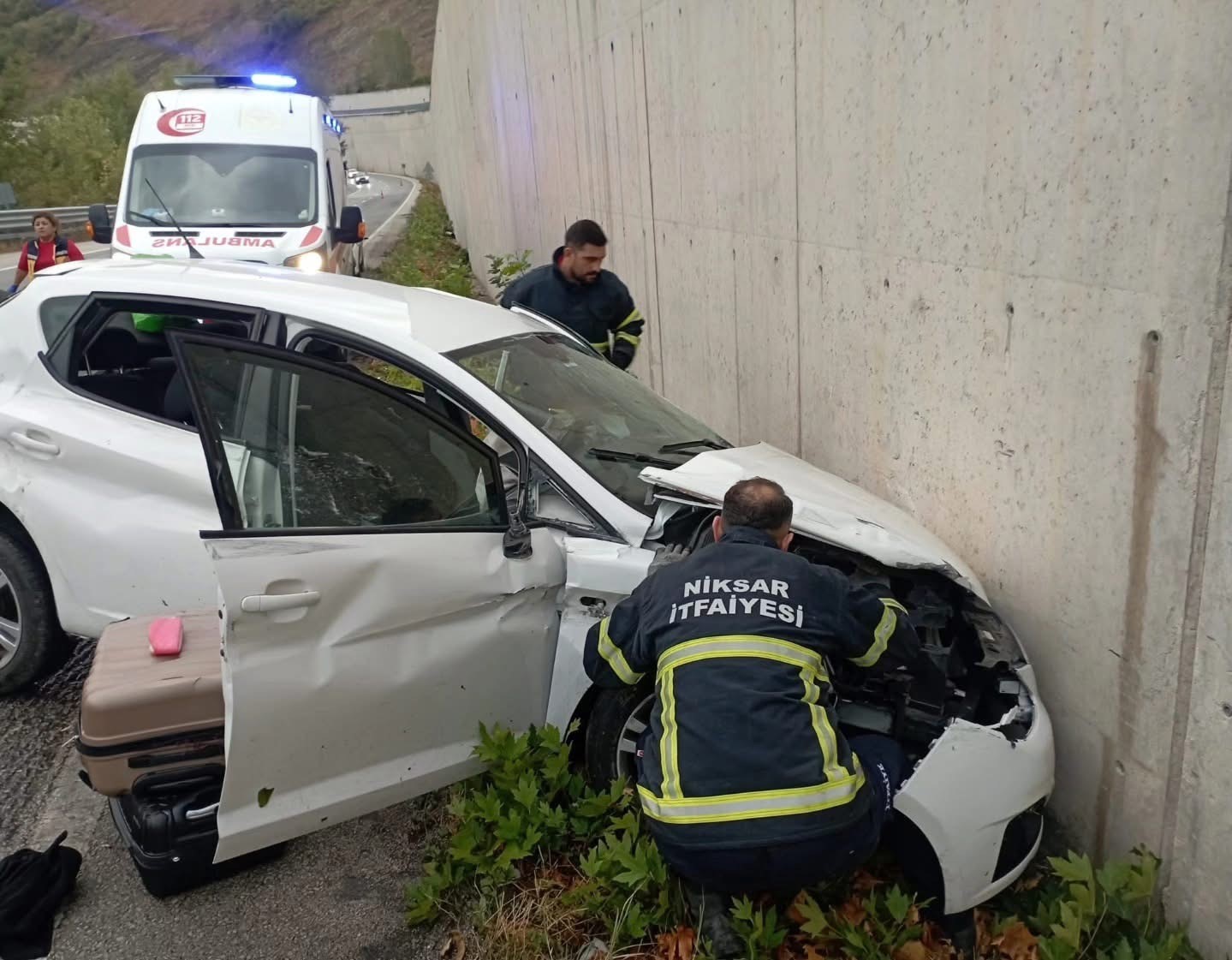 kazaya-mudahale-eden-polis-aracina-otomobil-carpti-2si-polis-8-yarali