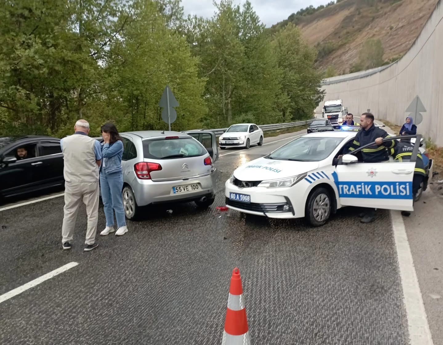 kazaya-mudahale-eden-polis-aracina-otomobil-carpti-2si-polis-8-yarali