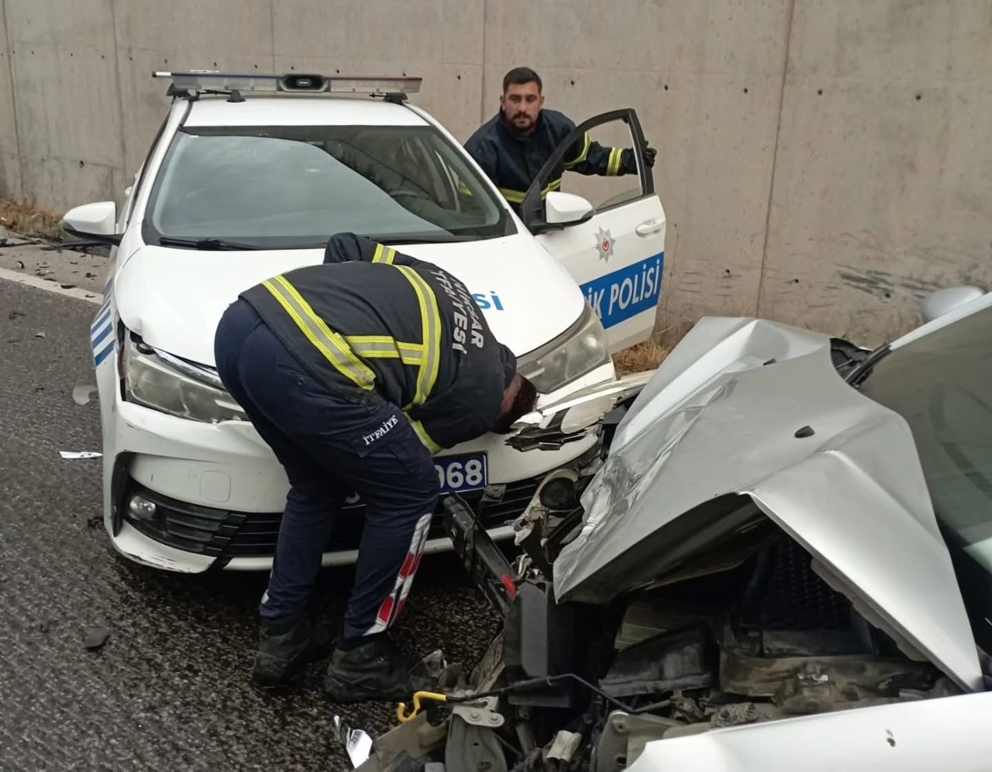 kazaya-mudahale-eden-polis-aracina-otomobil-carpti-2si-polis-8-yarali