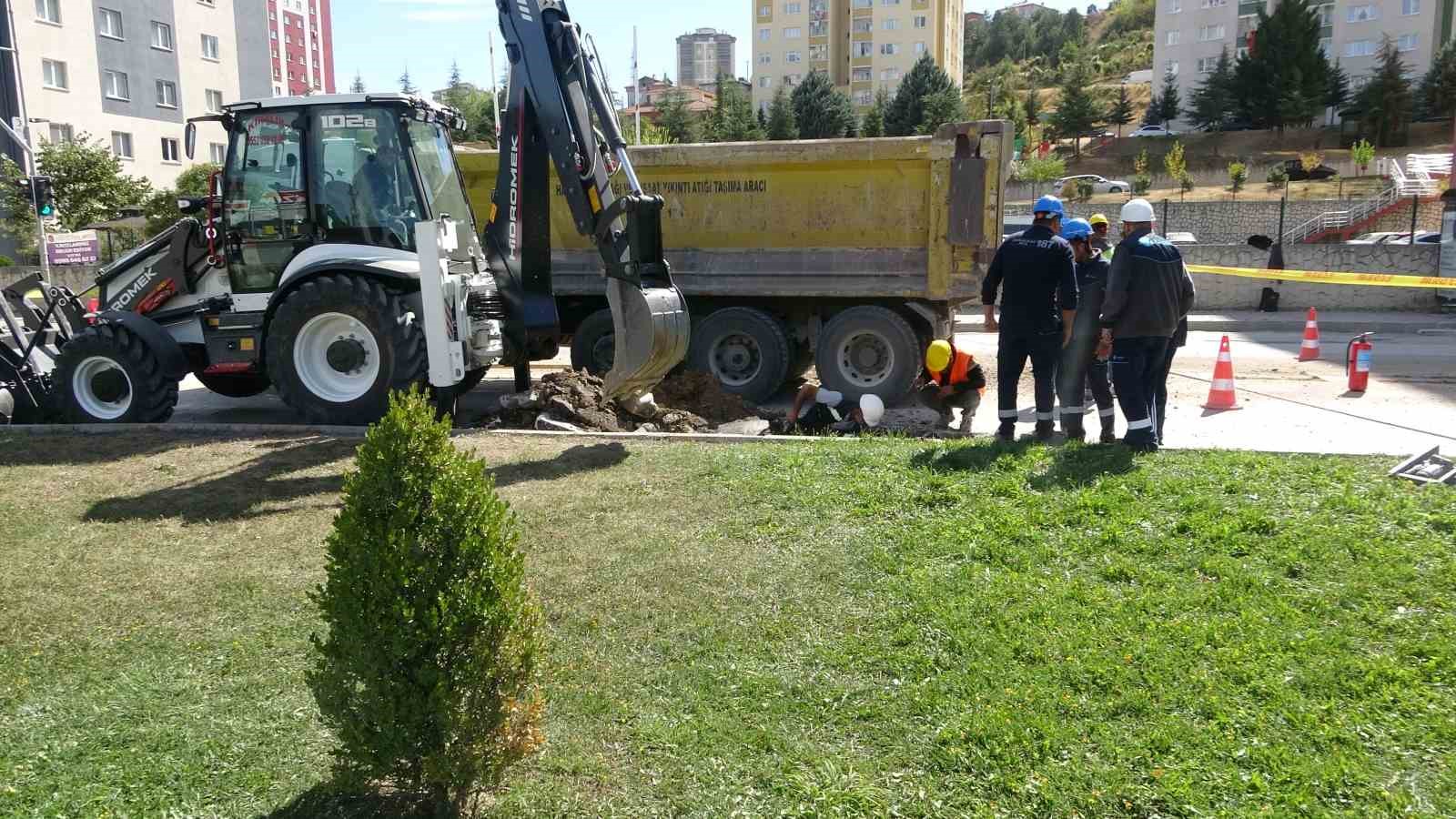 kazi-sirasinda-patlayan-dogalgaz-borusu-buyuk-panige-yol-acti