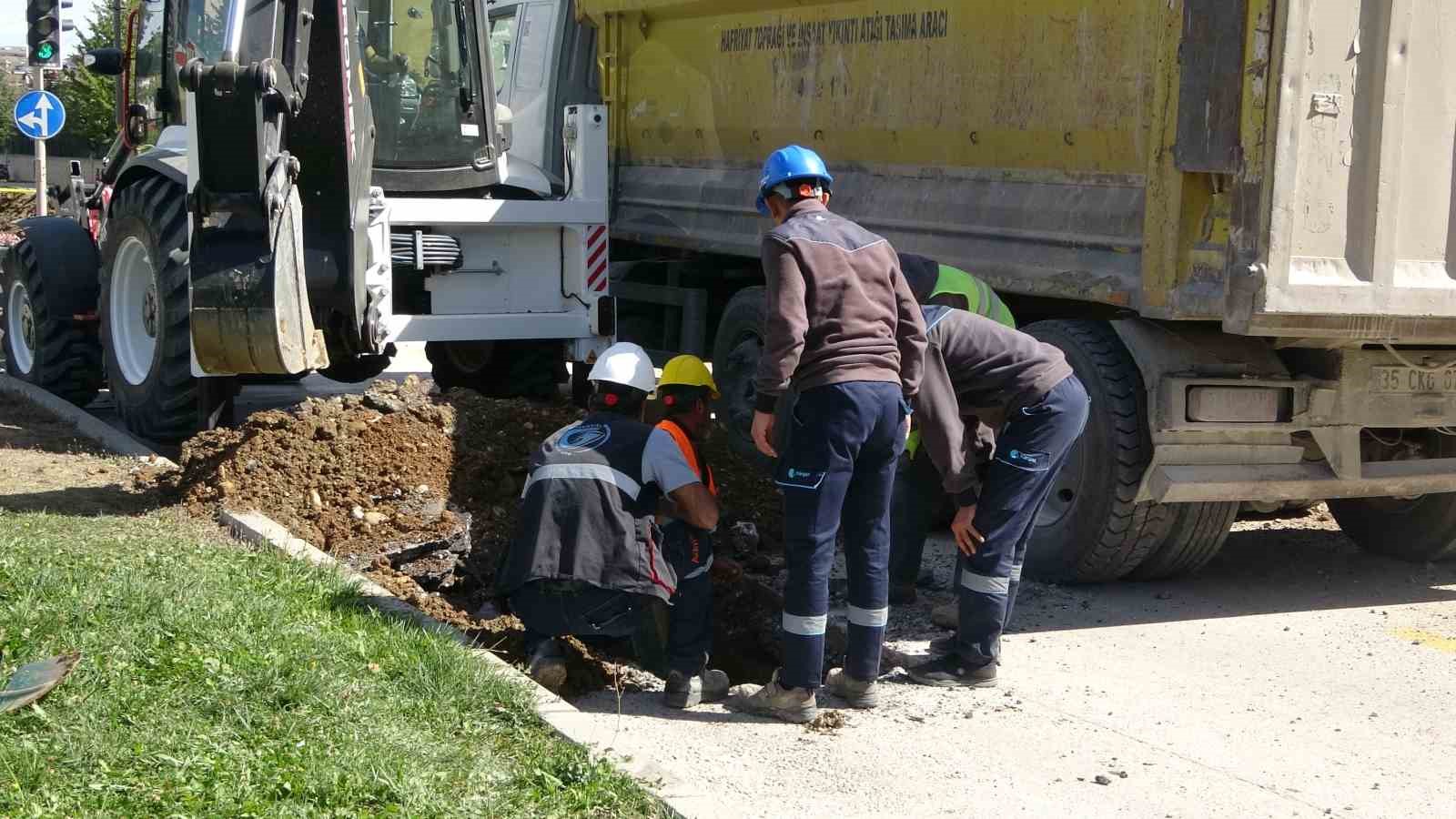 kazi-sirasinda-patlayan-dogalgaz-borusu-buyuk-panige-yol-acti
