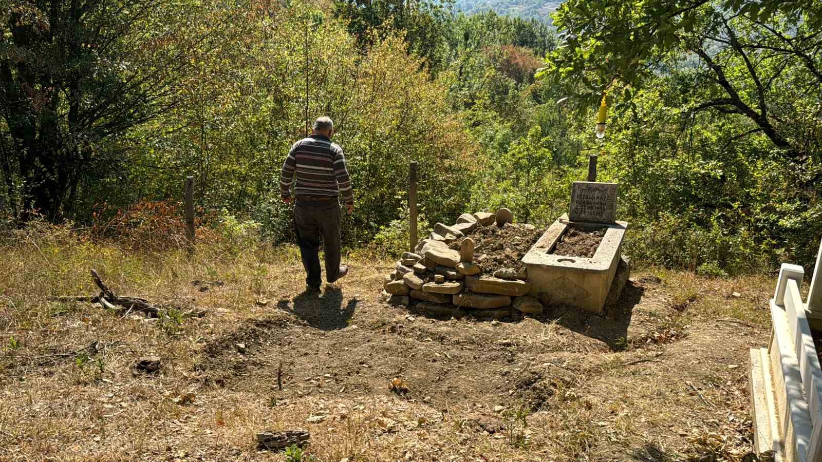 mezari-kazip-tahtalari-kiran-ayi-cenazeye-ulasamadan-kacti