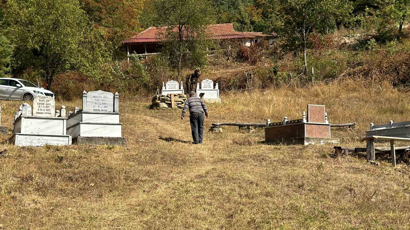 mezari-kazip-tahtalari-kiran-ayi-cenazeye-ulasamadan-kacti