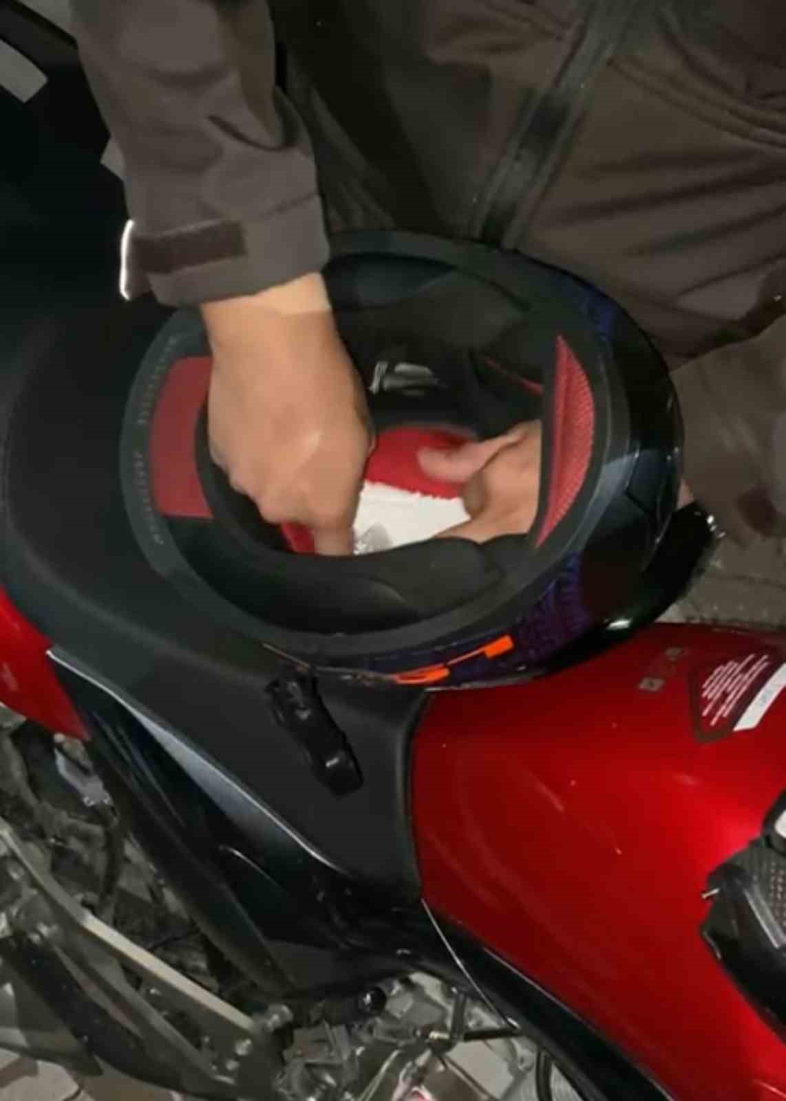 motosiklet-kaskina-gizlenmis-uyusturucu-ele-gecirildi