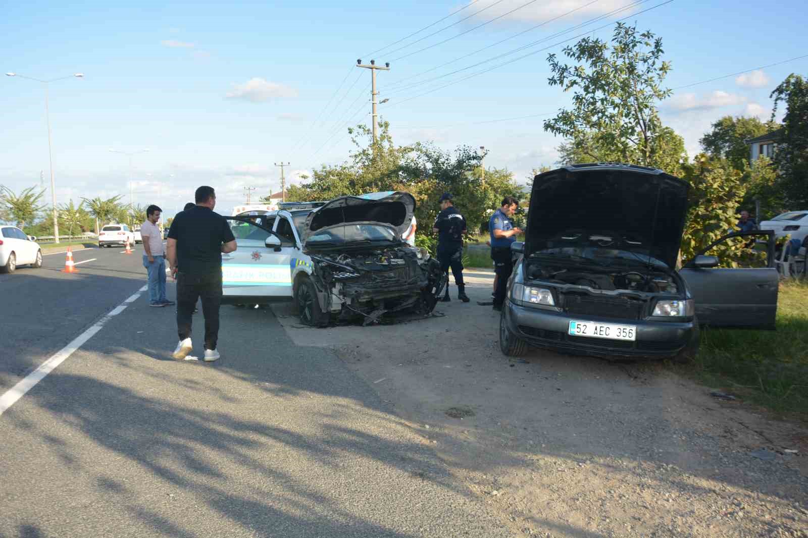 orduda-kontrolden-cikan-otomobil-polis-otosuna-carpti-2-yarali