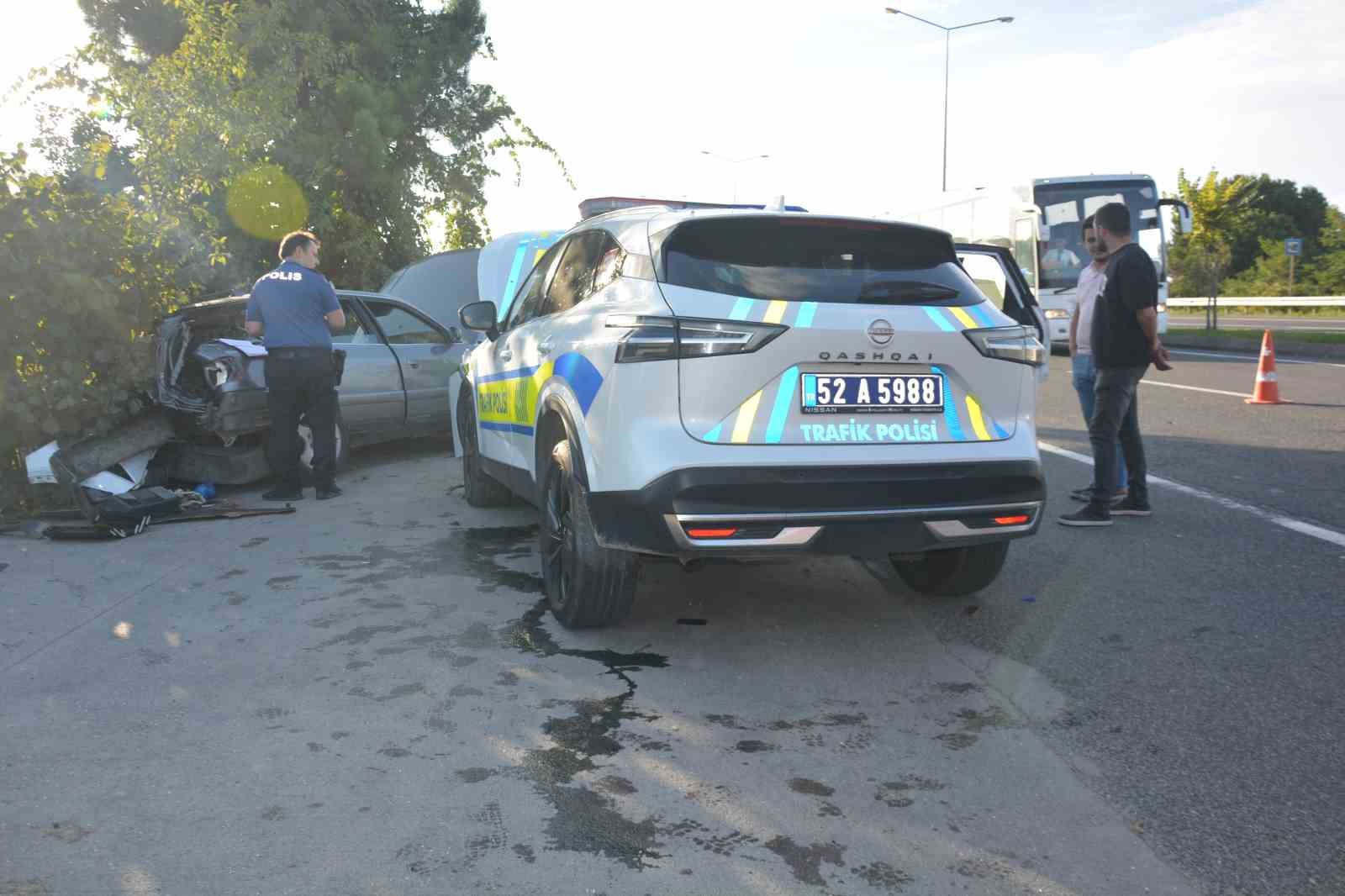 orduda-kontrolden-cikan-otomobil-polis-otosuna-carpti-2-yarali