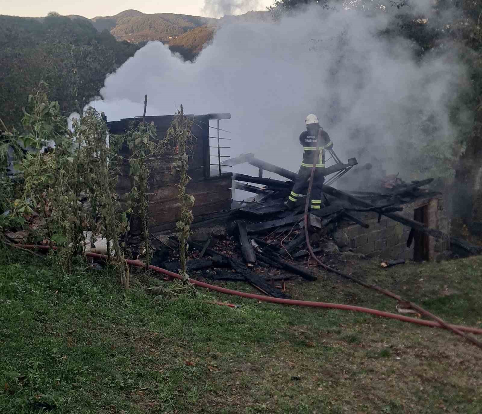 orduda-yangin-korkuttu-2-katli-ev-kullanilamaz-hale-geldi