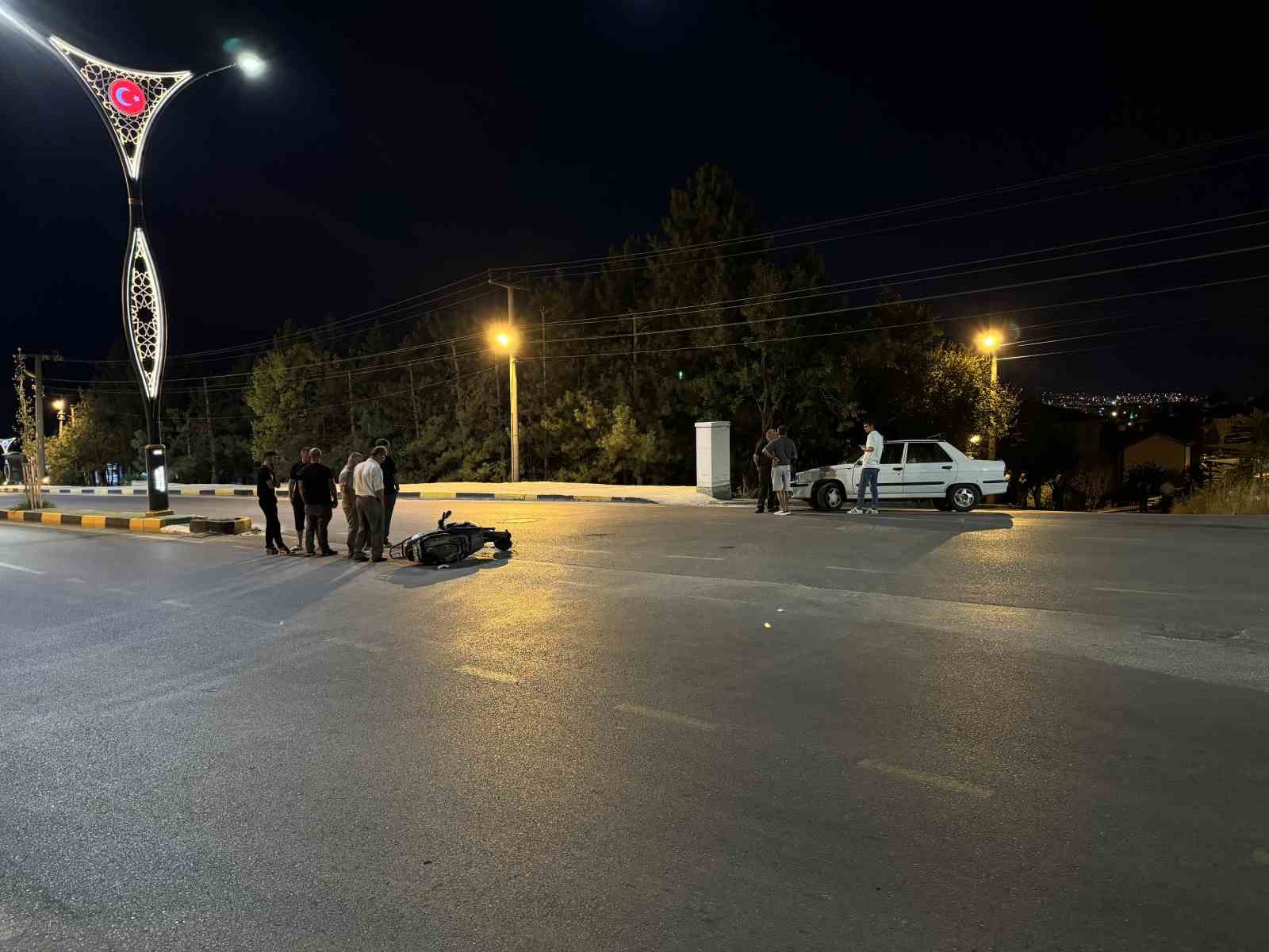 otomobille-carpisan-motosikletteki-2-kisi-yaralandi