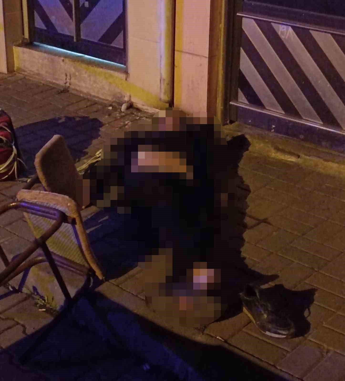 oturdugu-sandalyeden-duserek-hayatini-kaybetti