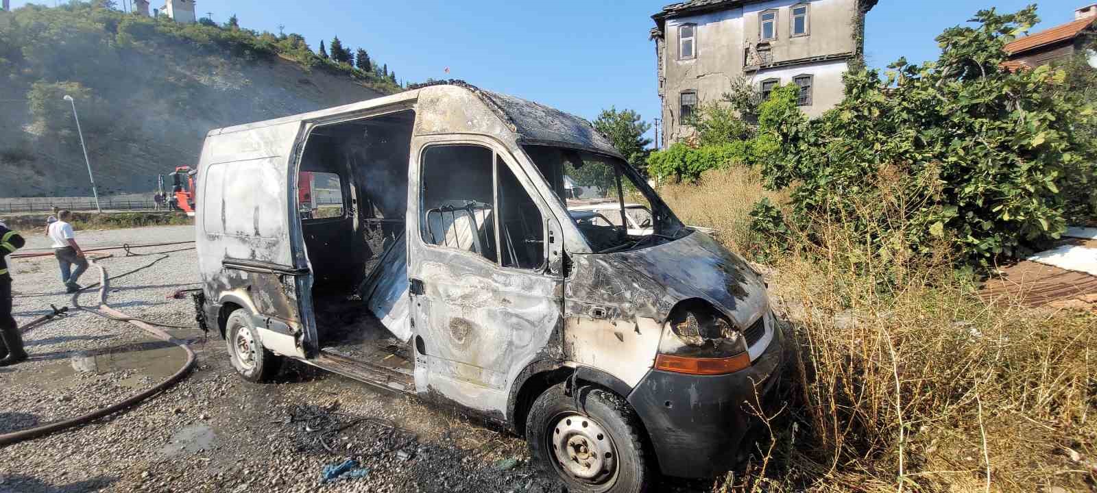 park-halinde-alevlere-teslim-olan-panelvan-arac-yandi