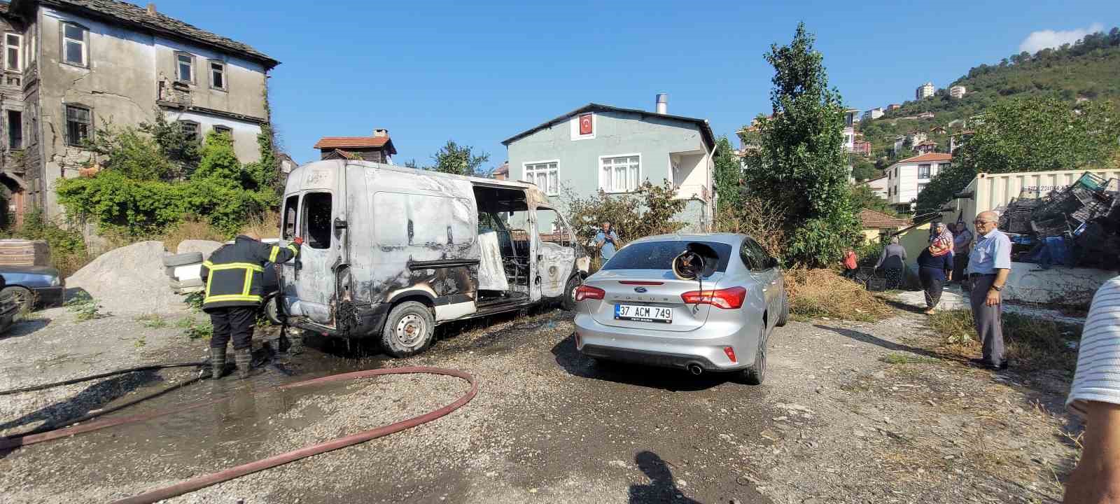 park-halinde-alevlere-teslim-olan-panelvan-arac-yandi
