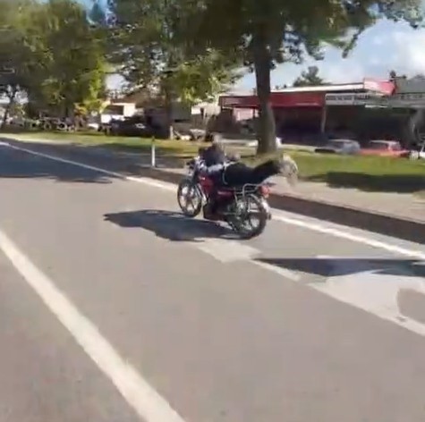 plakasiz-motosiklet-surucusu-ellerini-birakip-motorun-uzerine-yatarak-ilerledi