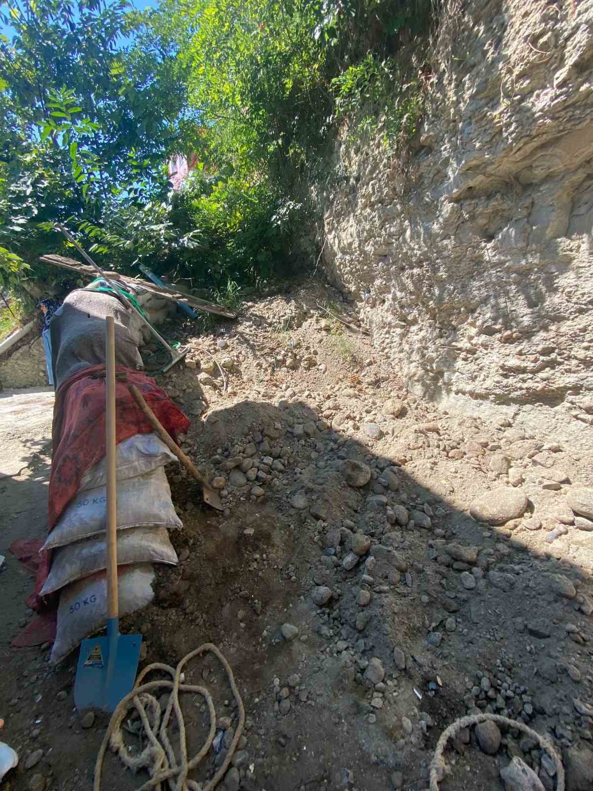 ruyasinda-define-goren-kadin-ogluyla-birlikte-5-katli-apartmanin-altinda-tunel-kazarken-yakalandi