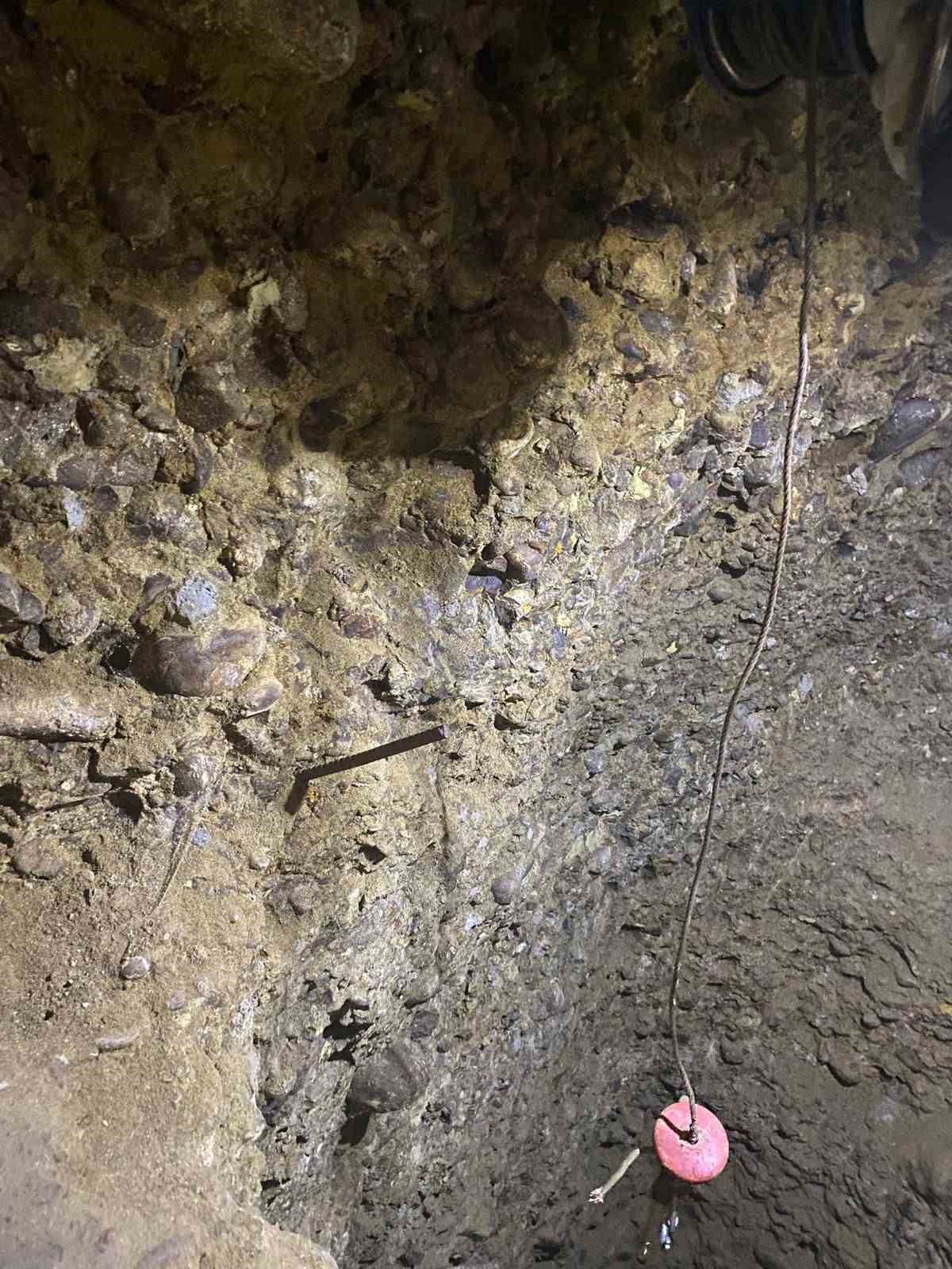 ruyasinda-define-goren-kadin-ogluyla-birlikte-5-katli-apartmanin-altinda-tunel-kazarken-yakalandi