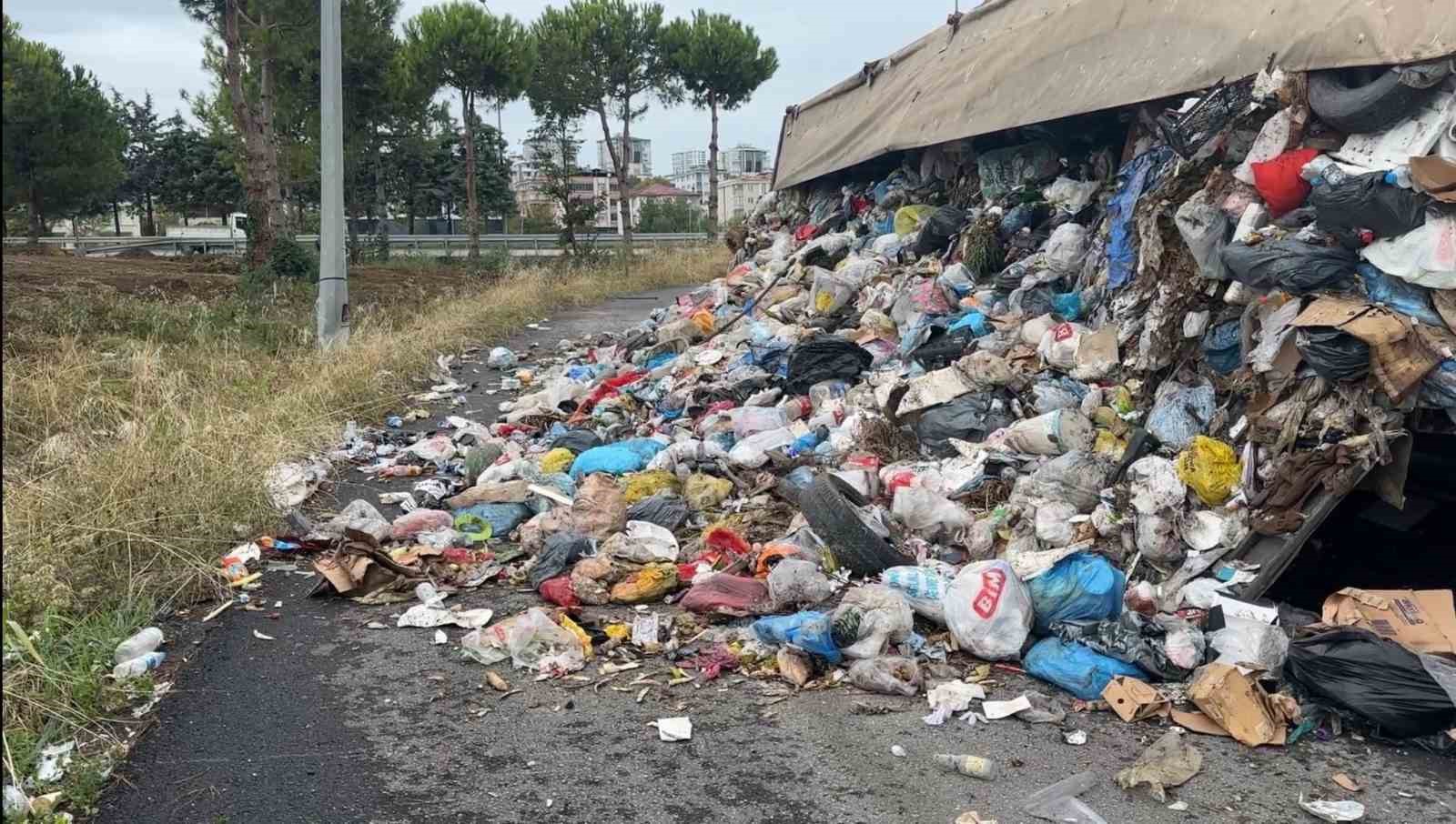 samsunda-cop-yuklu-tir-devrildi-copler-yola-savruldu