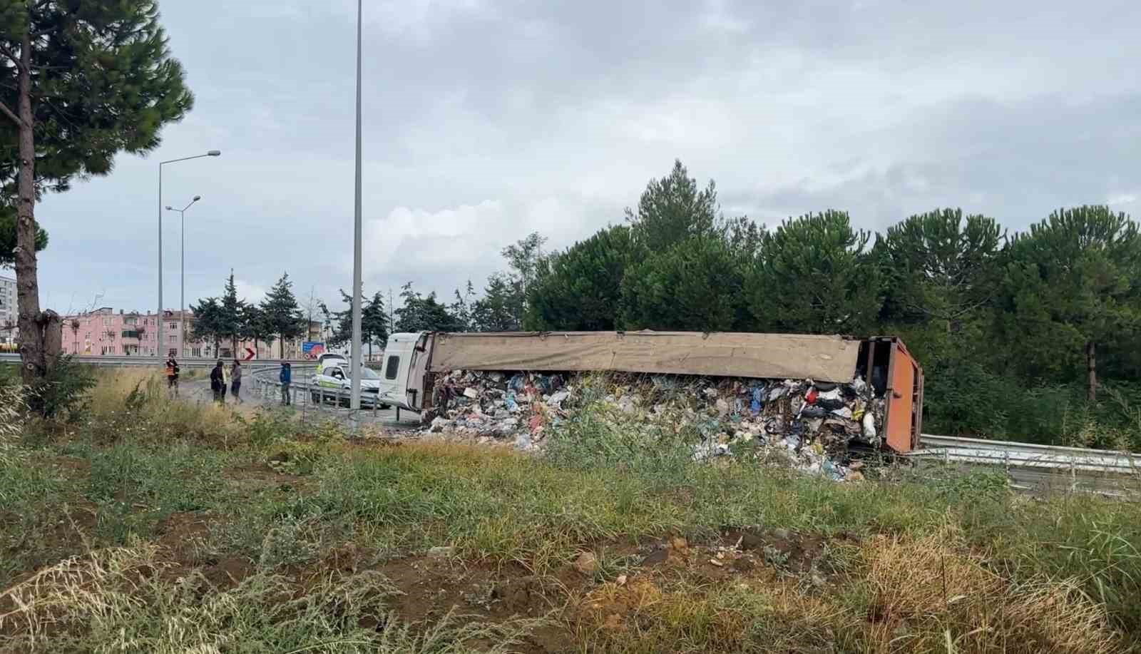 samsunda-cop-yuklu-tir-devrildi-copler-yola-savruldu