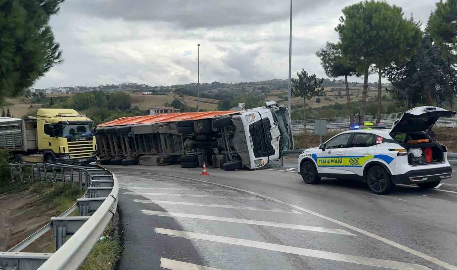 samsunda-cop-yuklu-tir-devrildi-copler-yola-savruldu