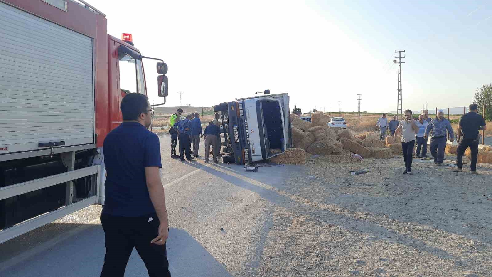 samsunda-kamyonet-ile-traktor-carpisti-4-yarali