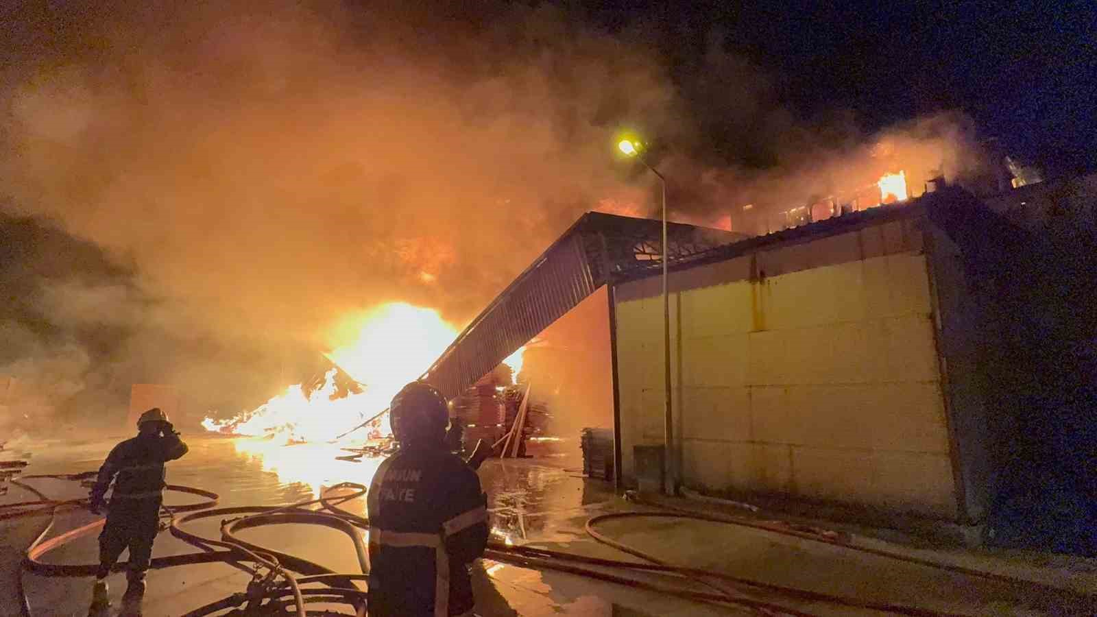 samsunda-kereste-fabrikasi-alev-alev-yaniyor