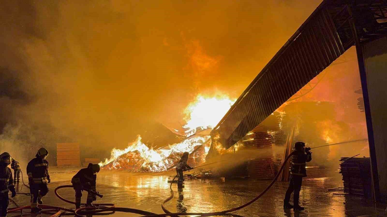 samsunda-kereste-fabrikasi-alev-alev-yaniyor
