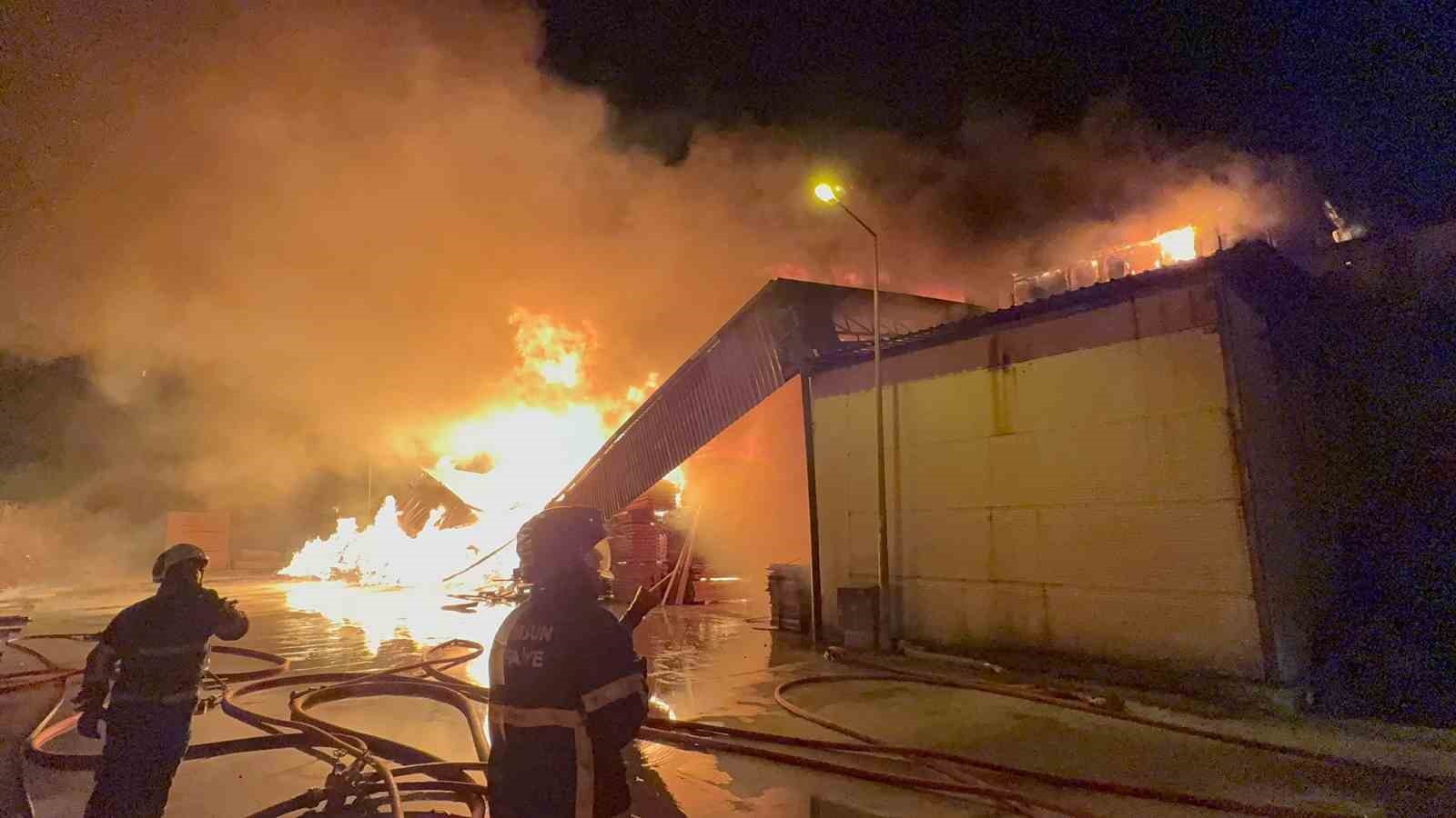 samsunda-kereste-fabrikasi-alev-alev-yaniyor