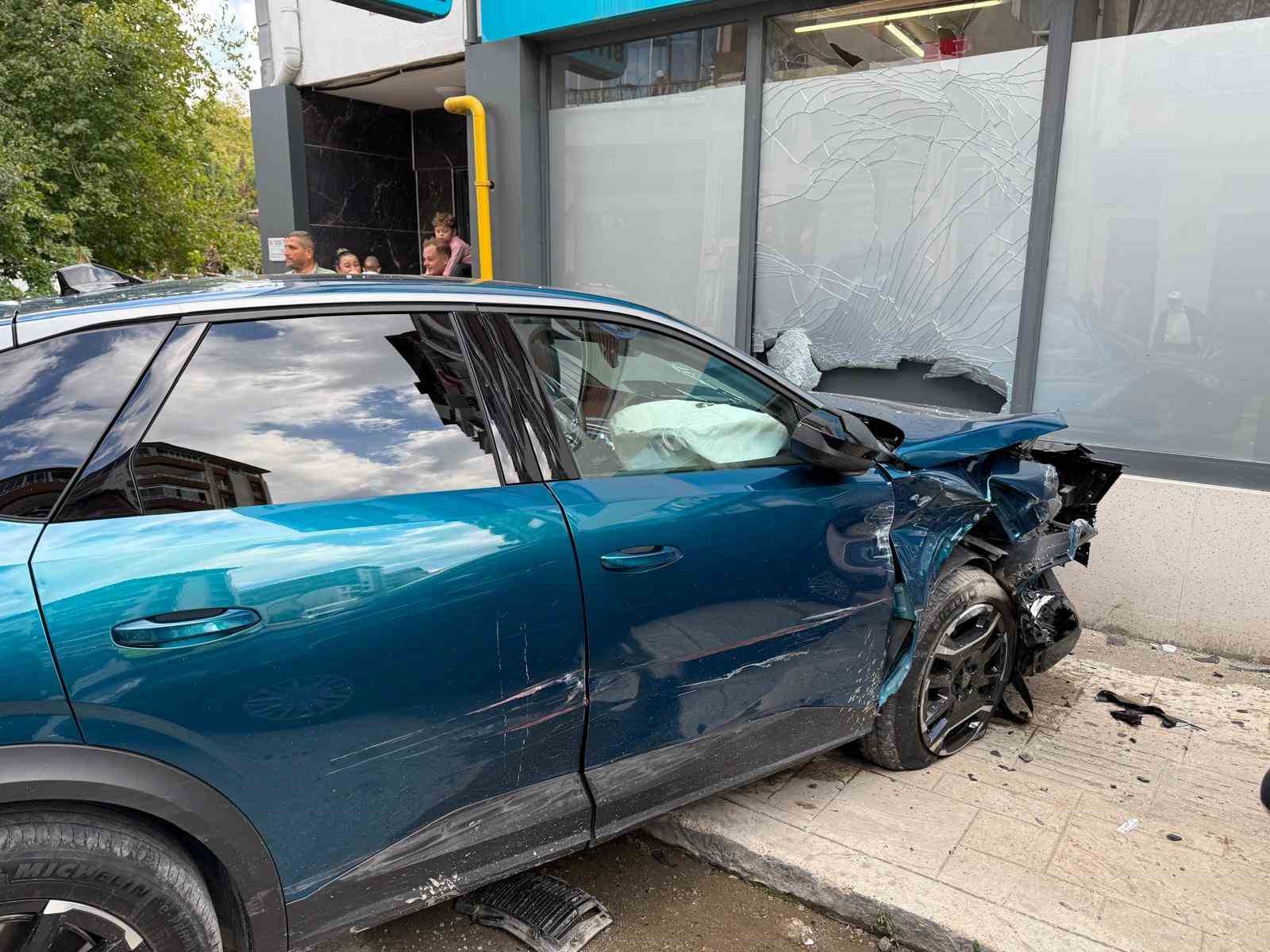 samsunda-kontrolden-cikan-otomobil-park-halindeki-araclara-carpti-1-yarali