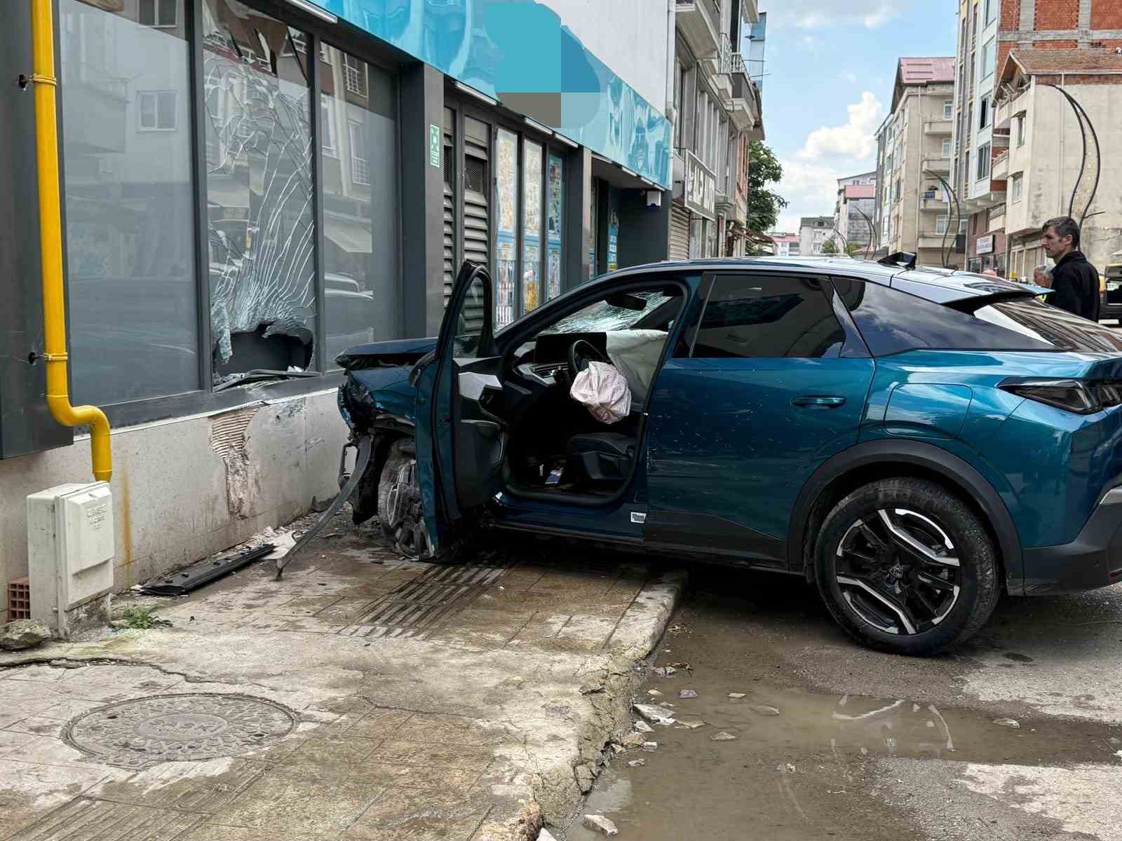 samsunda-kontrolden-cikan-otomobil-park-halindeki-araclara-carpti-1-yarali