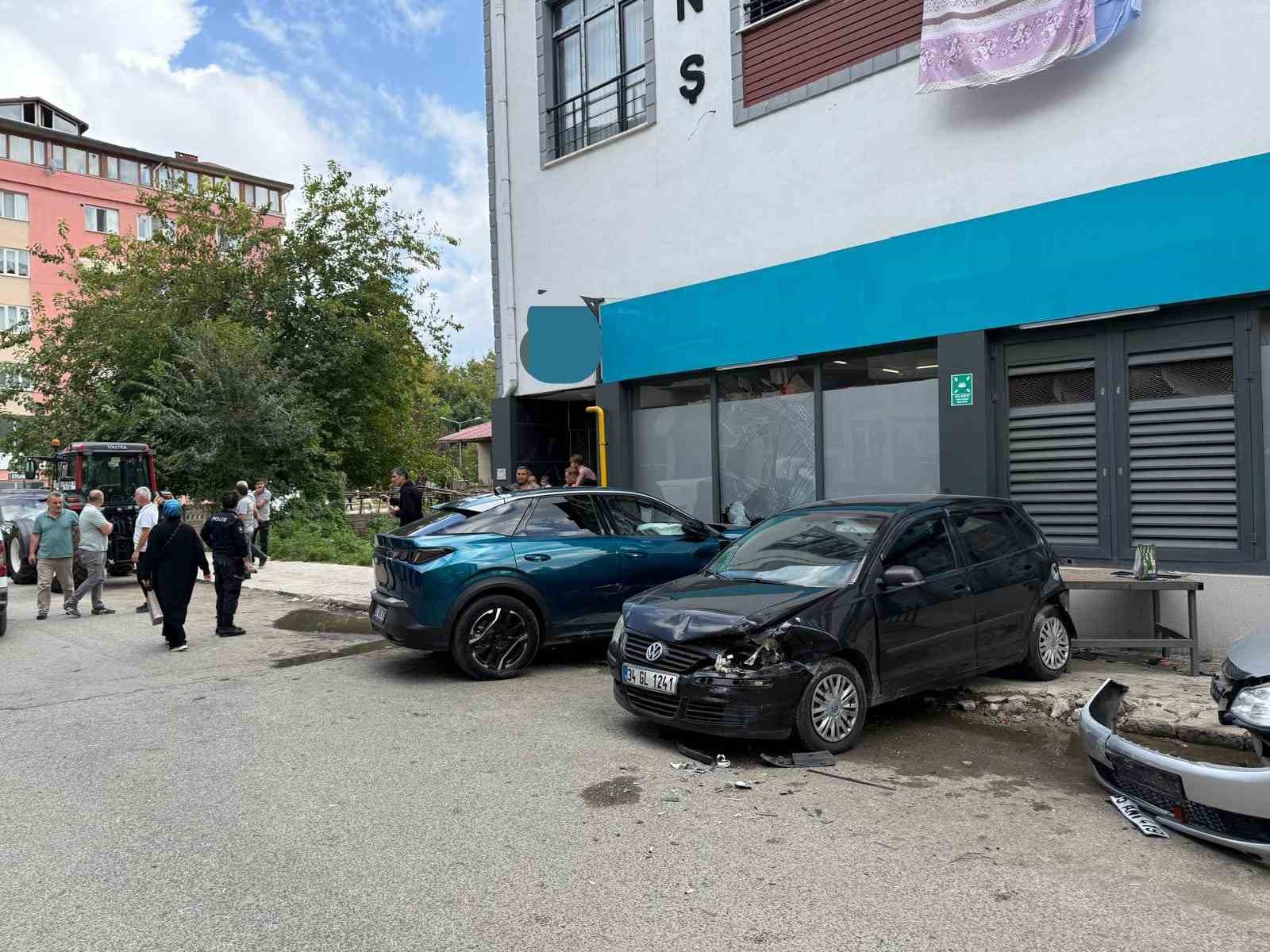 samsunda-kontrolden-cikan-otomobil-park-halindeki-araclara-carpti-1-yarali