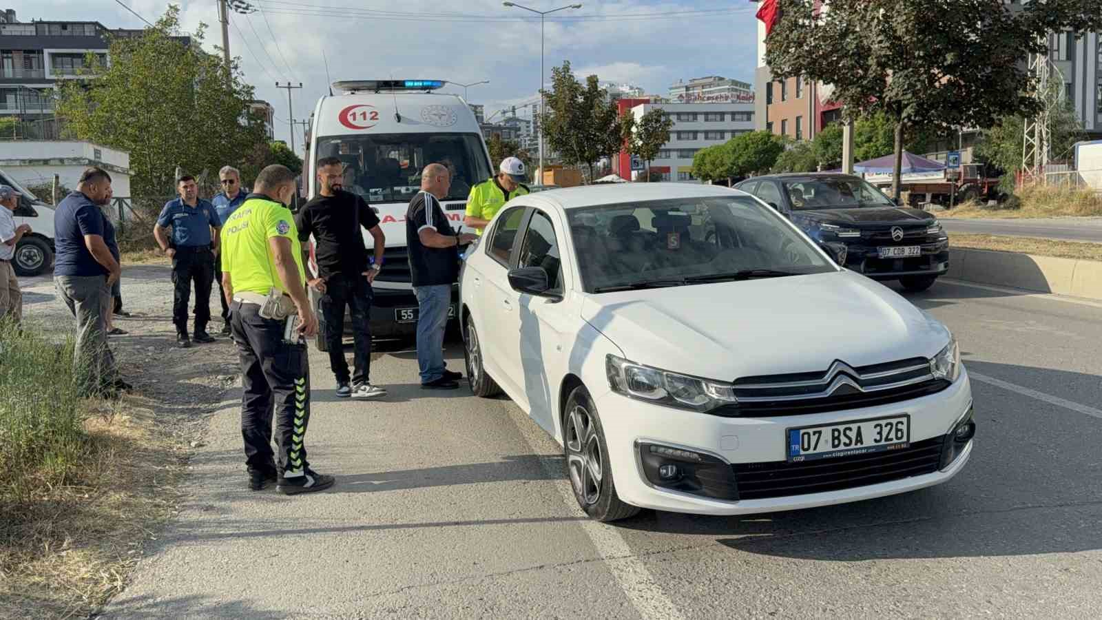 samsunda-motosiklet-ile-otomobil-carpisti-1-yarali