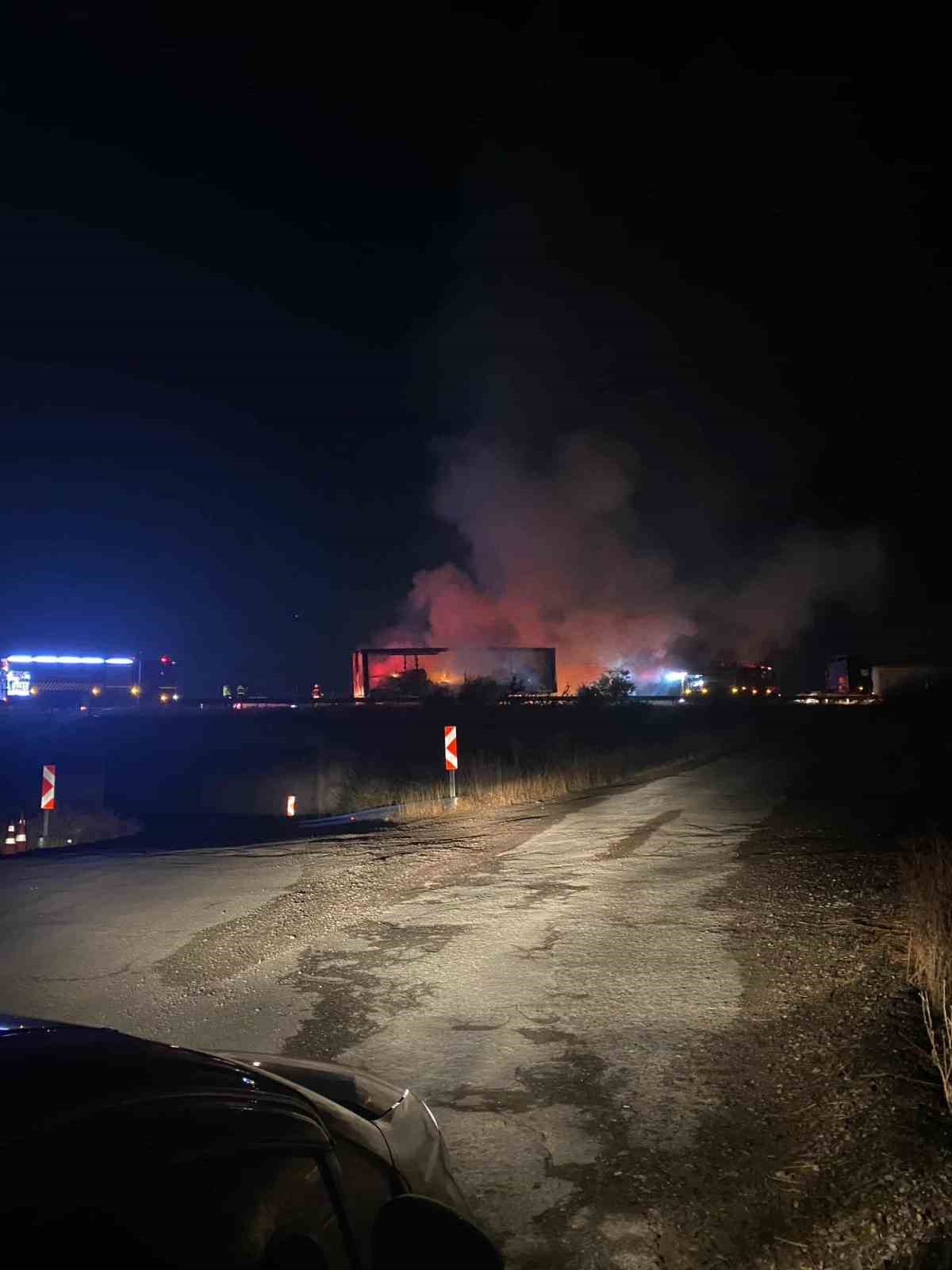 tem-otoyolunda-tirin-dorsesi-alev-alev-yandi