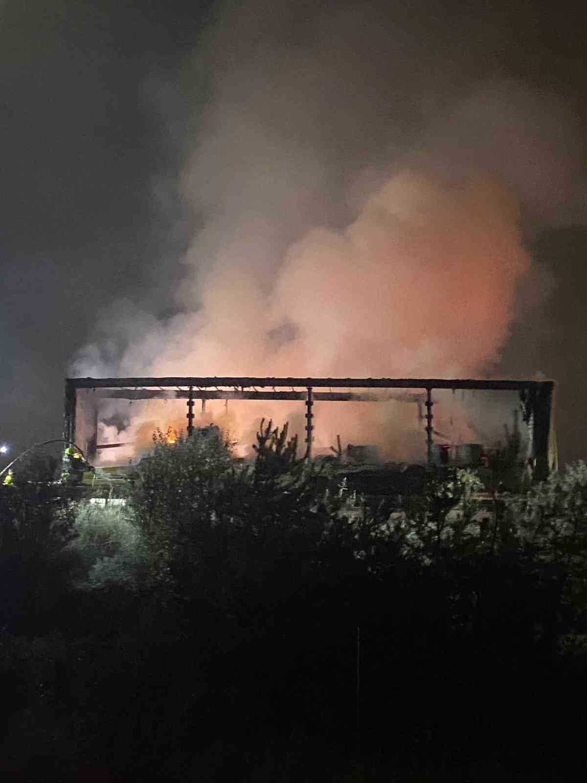 tem-otoyolunda-tirin-dorsesi-alev-alev-yandi