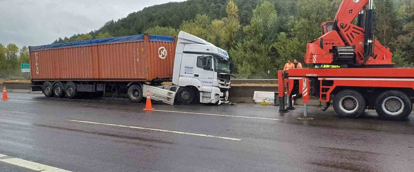 temde-tir-bariyerlere-carpti-1-yarali