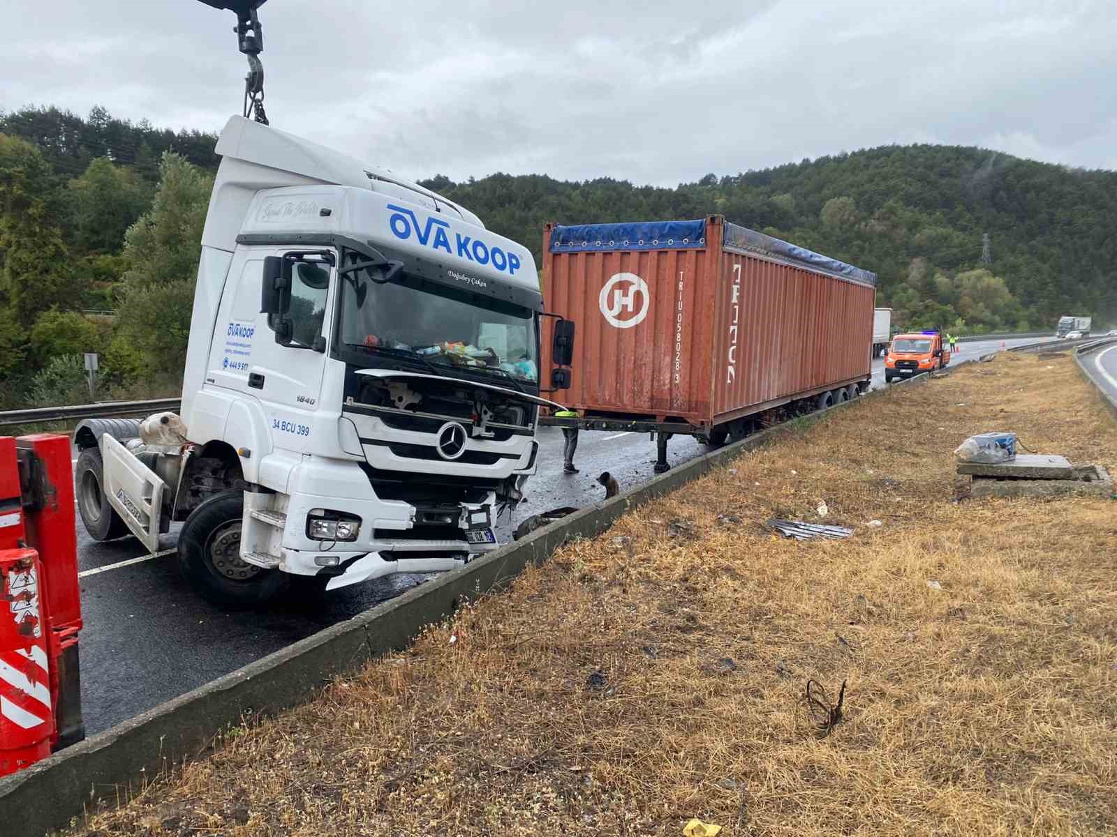 temde-tir-bariyerlere-carpti-1-yarali