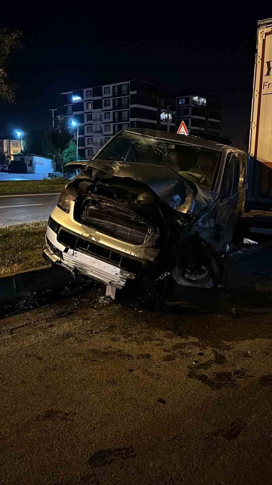 ters-istikamete-giren-arac-agaclara-carparak-durabildi-1-yarali