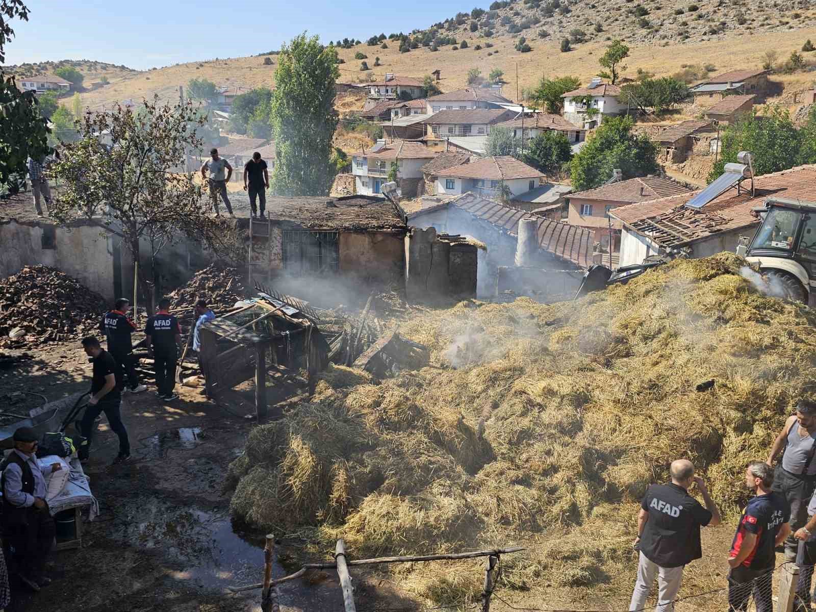 tokatta-bir-ev-ve-samanlik-tamamen-yanarak-kullanilmaz-hale-geldi