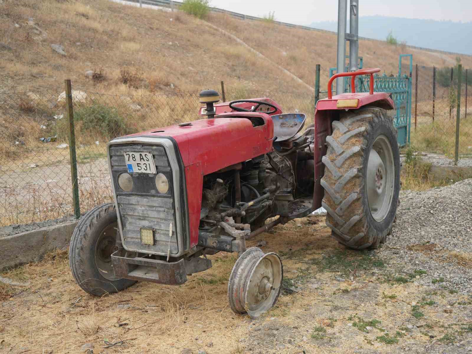 traktorun-tekerligi-patladi-jant-uzerinde-orman-ekiplerine-su-tasidilar