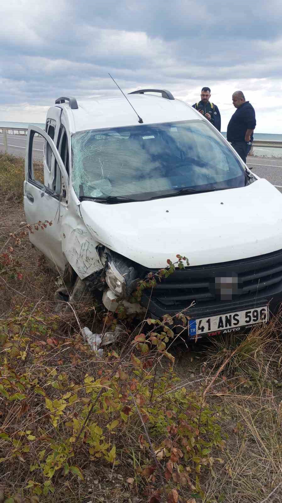 turkelide-otomobil-istinat-duvarina-carpti-3-yarali