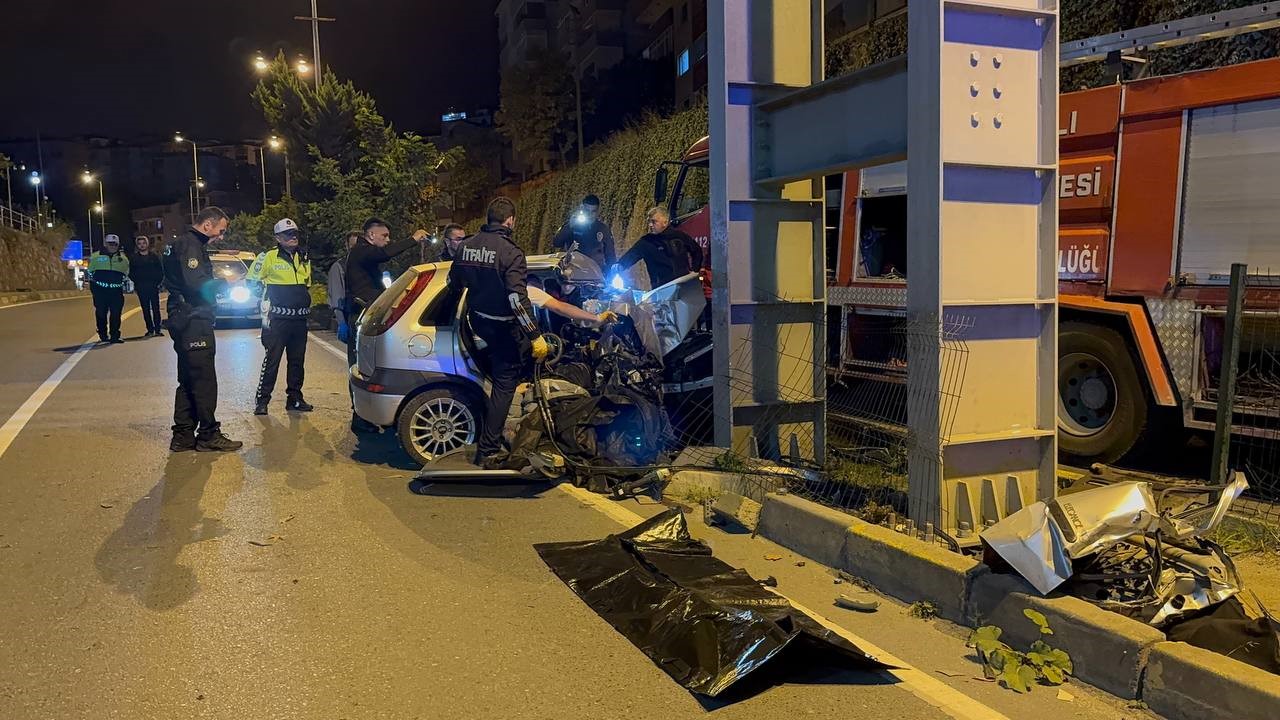 ust-gecidin-ayagina-carpan-otomobil-hurda-yiginina-dondu-2-olu