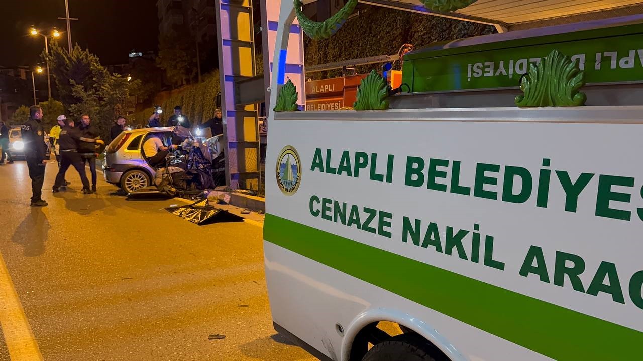 ust-gecidin-ayagina-carpan-otomobil-hurda-yiginina-dondu-2-olu
